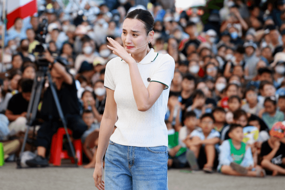 Lê Thúy, Nguyễn Trần Trung Quân lăn xả, lần đầu nướng bánh bán, thu hơn 100 triệu đồng về cho các hoàn cảnh khó khăn