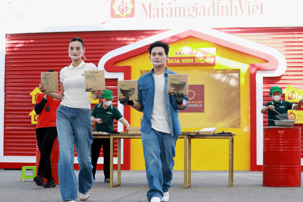 Lê Thúy, Nguyễn Trần Trung Quân lăn xả, lần đầu nướng bánh bán, thu hơn 100 triệu đồng về cho các hoàn cảnh khó khăn