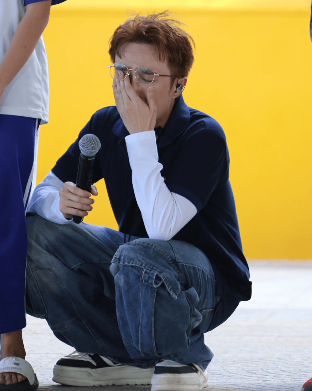 MC Huỳnh Lập ngồi gục xuống khóc trước bé gái mồ côi khao khát được gặp mẹ