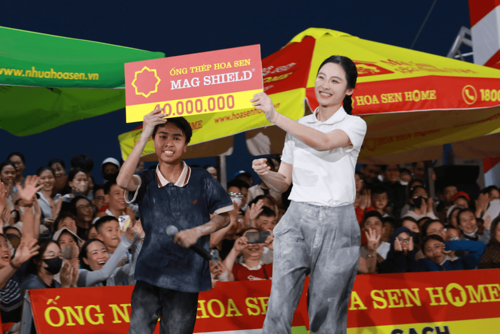 MC Thanh Thảo bật khóc, Á hậu Vân Nhi và ca sĩ Nguyễn Thái Học nghẹn lòng trước cậu bé một mình chăm mẹ bệnh