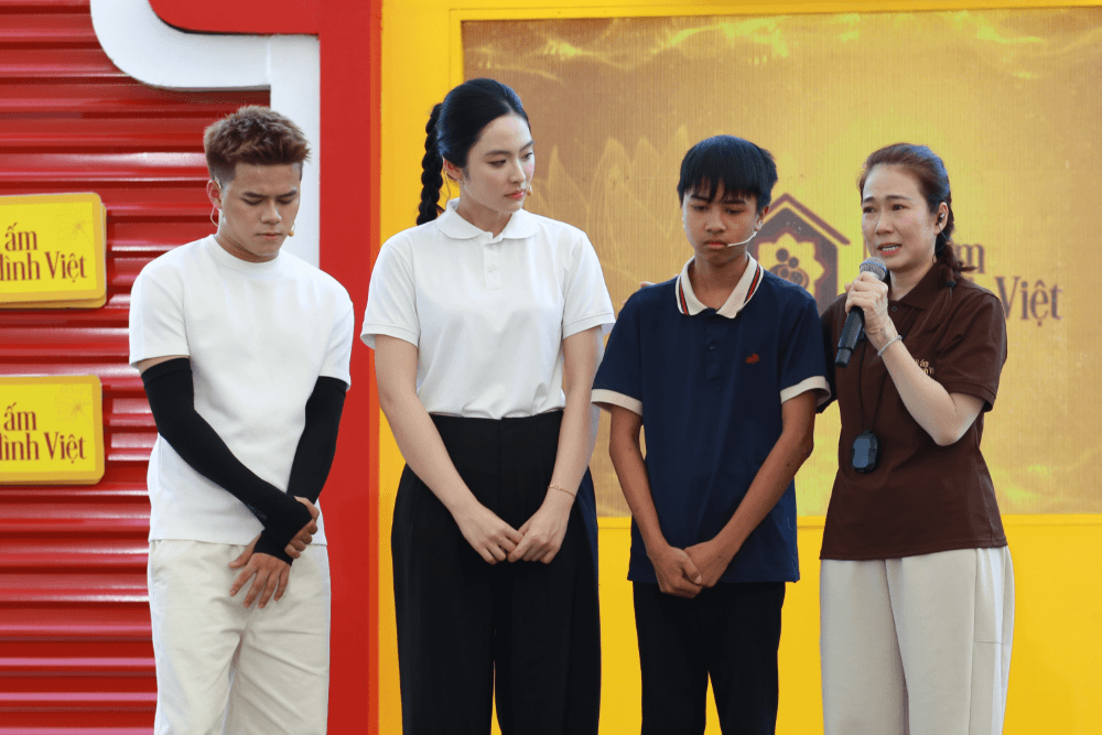 MC Thanh Thảo bật khóc, Á hậu Vân Nhi và ca sĩ Nguyễn Thái Học nghẹn lòng trước cậu bé một mình chăm mẹ bệnh