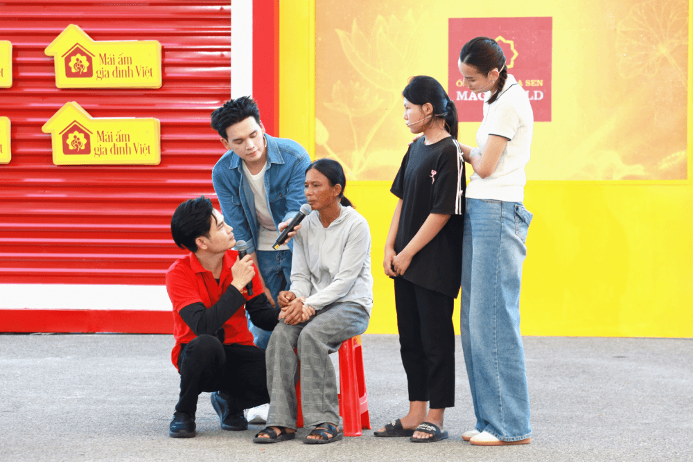 Nguyễn Trần Trung Quân tặng máy tính, hứa đồng hành cùng cậu bé 15 tuổi đến đại học