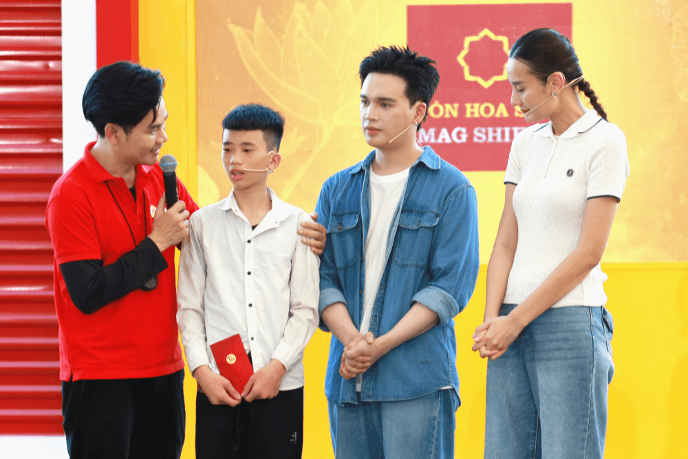 Nguyễn Trần Trung Quân tặng máy tính, hứa đồng hành cùng cậu bé 15 tuổi đến đại học