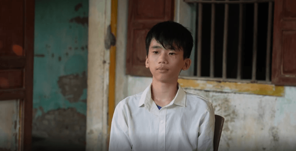 Nguyễn Trần Trung Quân tặng máy tính, hứa đồng hành cùng cậu bé 15 tuổi đến đại học