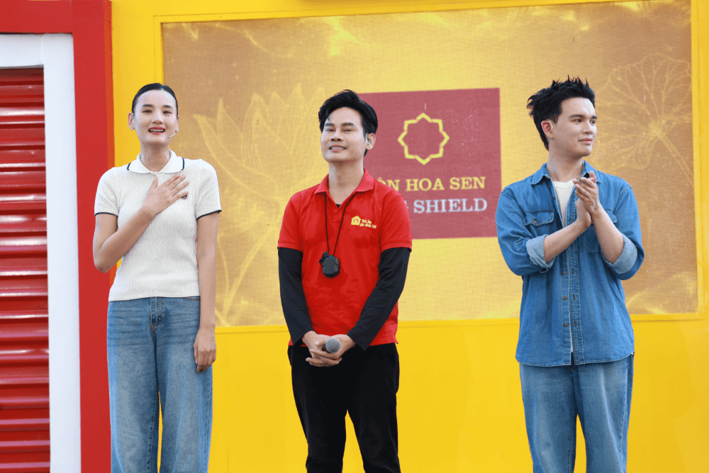Nguyễn Trần Trung Quân tặng máy tính, hứa đồng hành cùng cậu bé 15 tuổi đến đại học