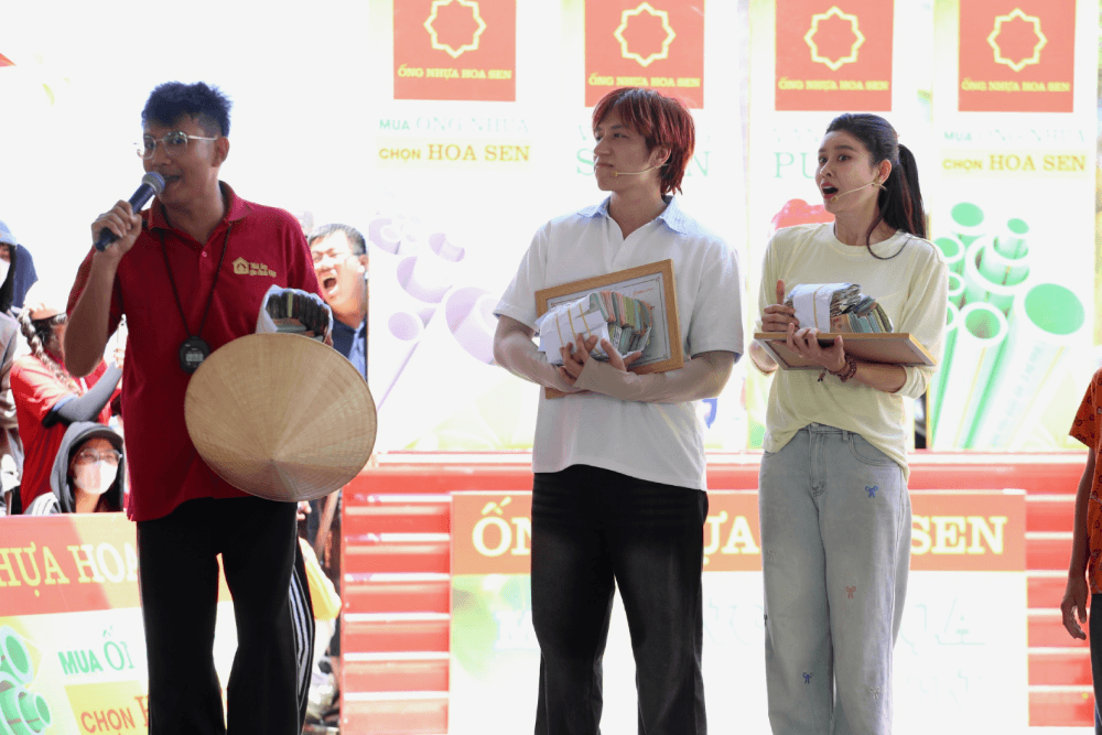 Ốc Thanh Vân đưa ba con theo cùng khi dẫn Mái ấm gia đình Việt Muốn con biết trân trọng những gì đang có