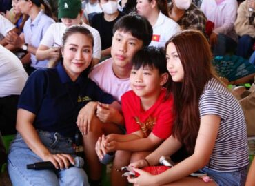 Ốc Thanh Vân đưa ba con theo cùng khi dẫn Mái ấm gia đình Việt Muốn con biết trân trọng những gì đang có
