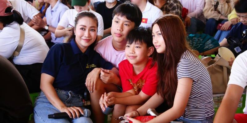 Ốc Thanh Vân đưa ba con theo cùng khi dẫn Mái ấm gia đình Việt Muốn con biết trân trọng những gì đang có