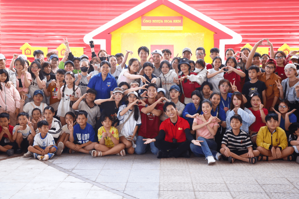 Tiến Luật, Huỳnh Lập, Sam, Tín Nguyễn cũng loạt nghệ sĩ về Vĩnh Long tham gia chương trình “Mái ấm gia đình Việt”