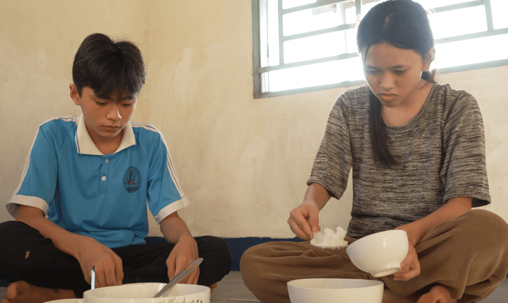 Trần Ngọc Vàng bật khóc trước người mẹ hơn 10 năm chỉ có thể chạm tay để cảm nhận gương mặt con