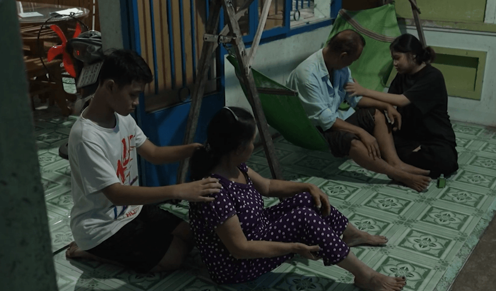 Trương Quỳnh Anh bật khóc khi hai chị em mồ côi chỉ ước một bữa cơm có đủ cha mẹ 