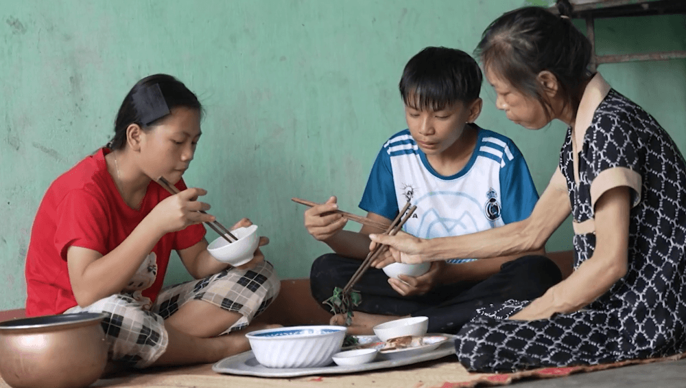 Bùi Duy Ngọc đồng cảm, Trương Quỳnh Anh khóc nức nở trước cậu bé mồ côi cha, sớm thành trụ cột khi mẹ bệnh nặng