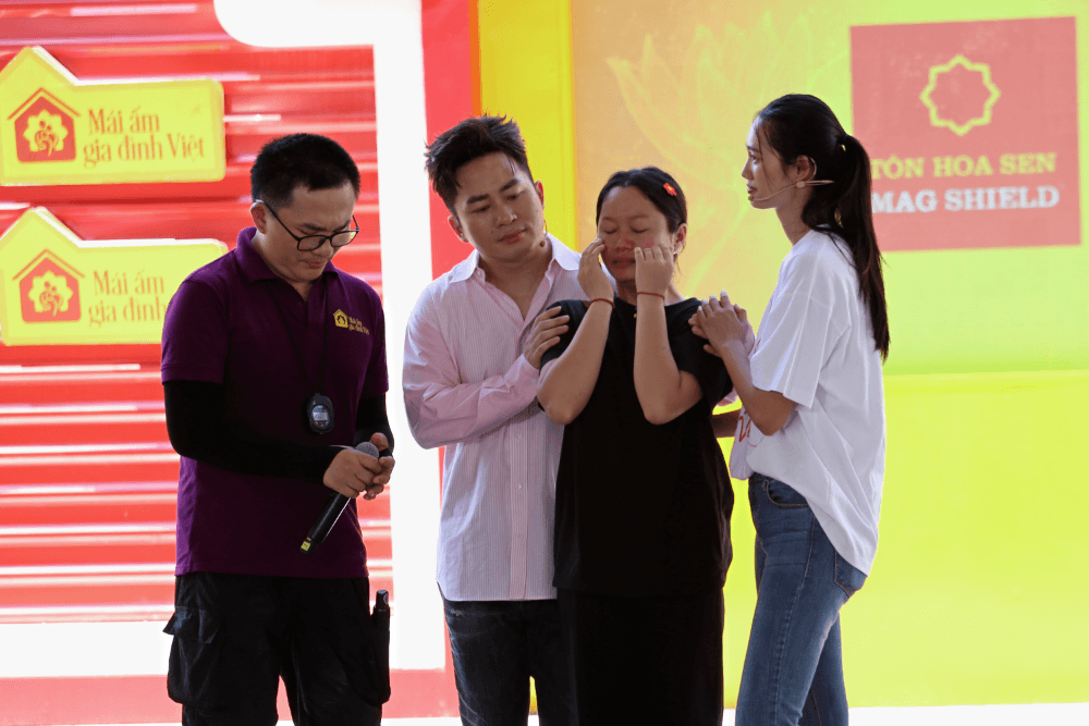 Cô bé 17 tuổi không có cha, mẹ bỏ mặc đã tự lập sau khi bà mất khiến Đại Nghĩa, Tùng Dương xúc động 