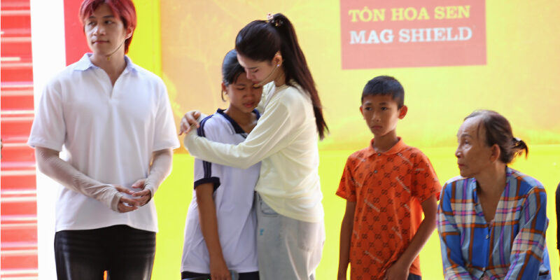 Trương Quỳnh Anh bật khóc khi hai chị em mồ côi chỉ ước một bữa cơm có đủ cha mẹ 