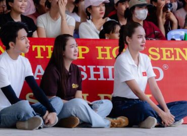 Hai anh em Raglai vừa học vừa làm chăm mẹ ung thư khiến Thanh Thảo và Lê Hoàng Phương bật khóc nức nở