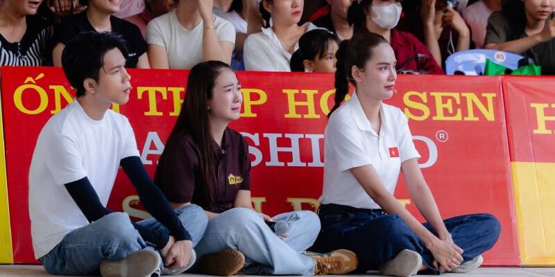 Hai anh em Raglai vừa học vừa làm chăm mẹ ung thư khiến Thanh Thảo và Lê Hoàng Phương bật khóc nức nở