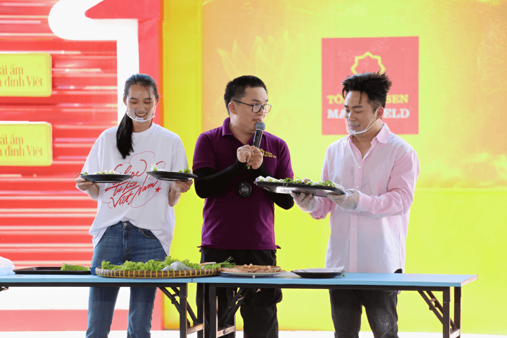 Cô bé 17 tuổi không có cha, mẹ bỏ mặc đã tự lập sau khi bà mất khiến Đại Nghĩa, Tùng Dương xúc động 