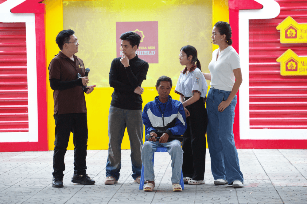 MC Đại Nghĩa, ca sĩ Đạt Long Vinh và á hậu Mâu Thủy xót xa trước những mảnh đời bất hạnh tại Mái ấm gia đình Việt
