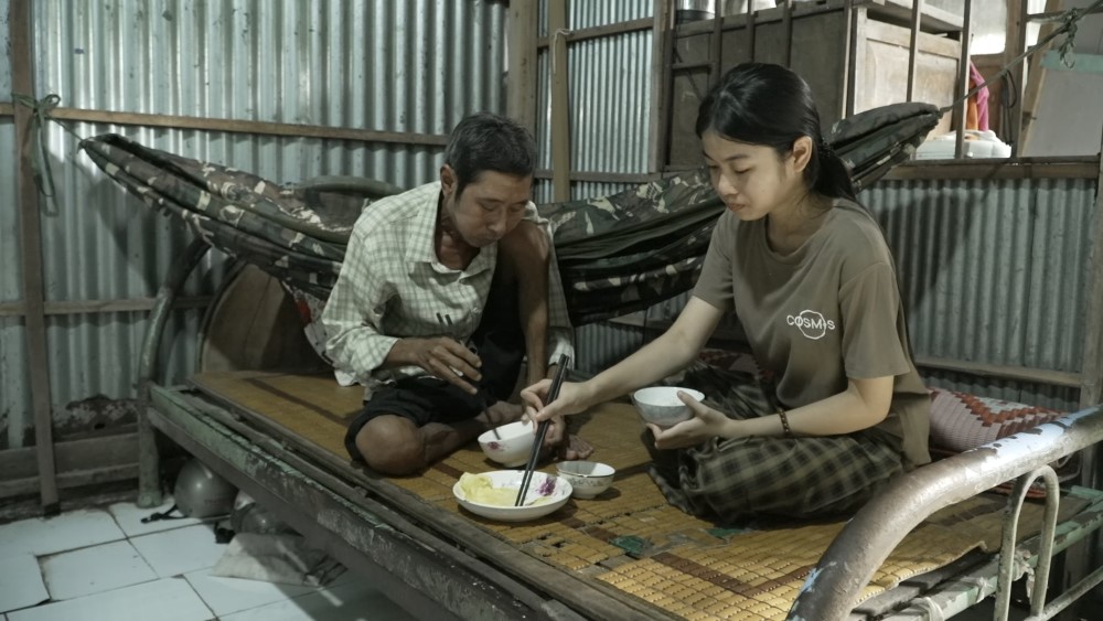 MC Đại Nghĩa, ca sĩ Đạt Long Vinh và á hậu Mâu Thủy xót xa trước những mảnh đời bất hạnh tại Mái ấm gia đình Việt