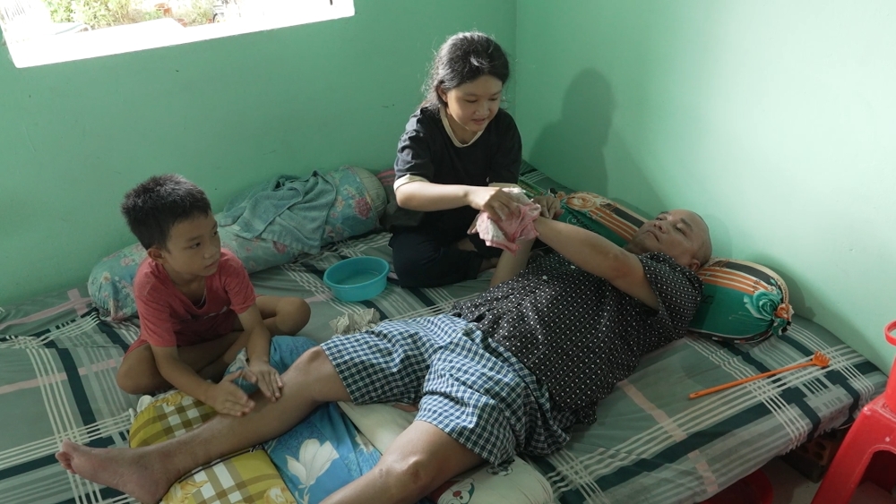 Mái ấm gia đình Việt: Sam nghẹn ngào nhớ tuổi thơ thiếu vắng cha từ sớm