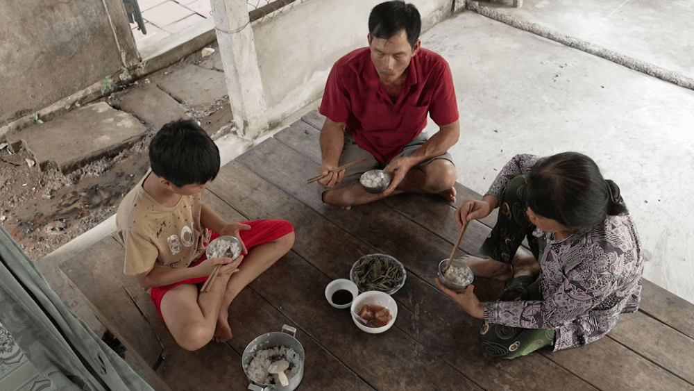 Đoàn Minh Anh bật khóc khi cậu bé mồ côi nhắc về cha mẹ, Phát Huy T4 xúc động trước nghị lực của em