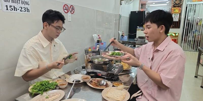 Nam Khánh đưa Kan Hy đến quán ăn gia truyền 50 năm giữa lòng TP.HCM, khám phá món lẩu tam tinh độc đáo