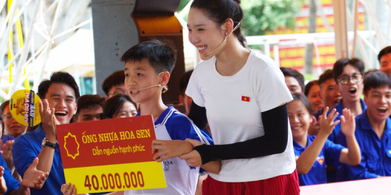 Đoàn Minh Anh bật khóc khi cậu bé mồ côi nhắc về cha mẹ, Phát Huy T4 xúc động trước nghị lực của em