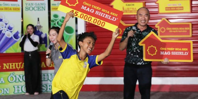 MC Thanh Thảo bật khóc trước cậu bé lớp 9 chăm mẹ ung thư giai đoạn cuối, thức giấc giữa đêm vì sợ mất mẹ
