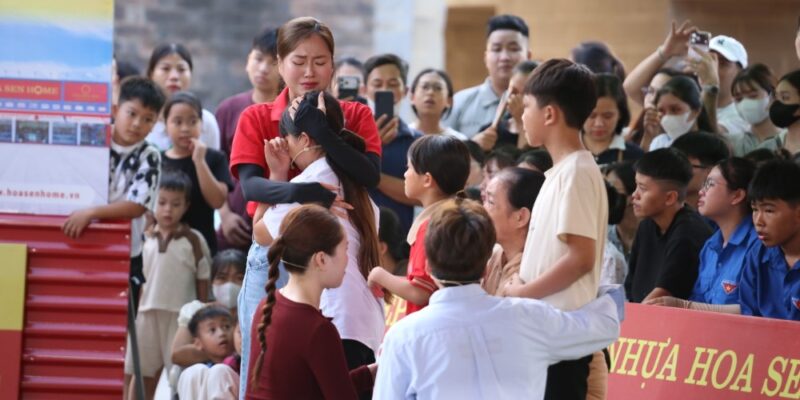 Mái ấm gia đình Việt trao gần 5 tỷ đồng cho trẻ em khó khăn khi ghi hình tại Ninh Bình