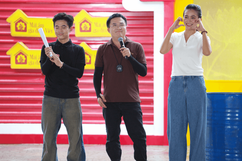 MC Đại Nghĩa, ca sĩ Đạt Long Vinh và á hậu Mâu Thủy xót xa trước những mảnh đời bất hạnh tại Mái ấm gia đình Việt