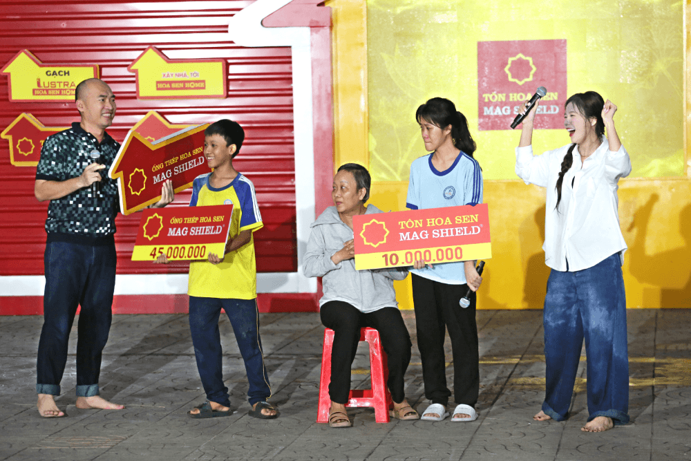 MC Thanh Thảo bật khóc trước cậu bé lớp 9 chăm mẹ ung thư giai đoạn cuối, thức giấc giữa đêm vì sợ mất mẹ