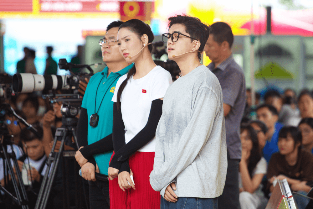 Đoàn Minh Anh bật khóc khi cậu bé mồ côi nhắc về cha mẹ, Phát Huy T4 xúc động trước nghị lực của em