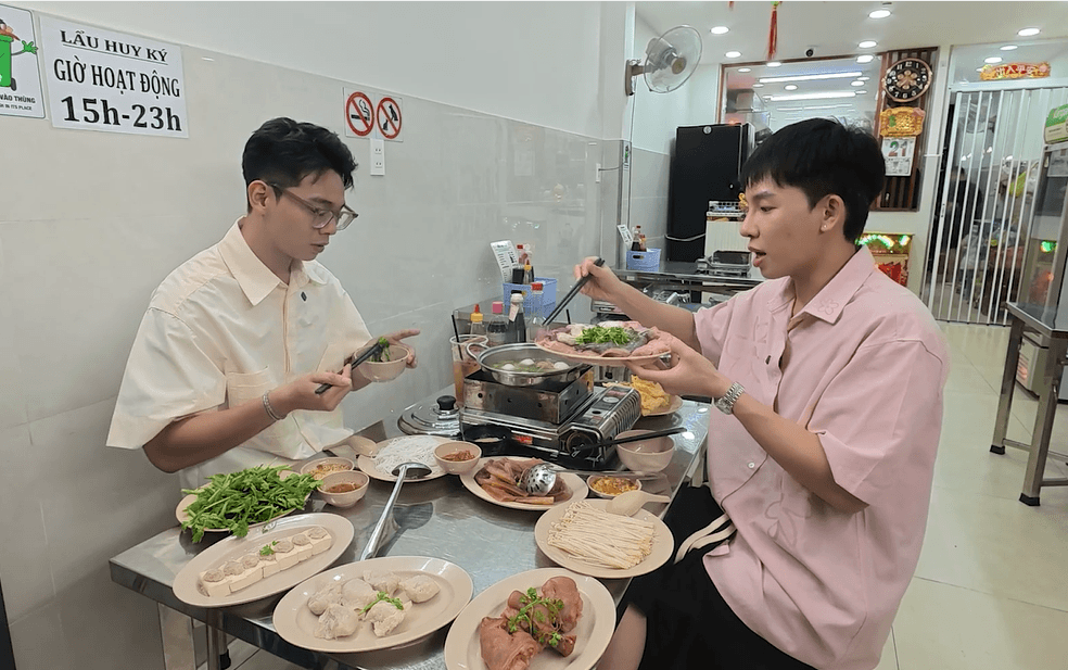 Nam Khánh đưa Kan Hy đến quán ăn gia truyền 50 năm giữa lòng TP.HCM, khám phá món lẩu tam tinh độc đáo