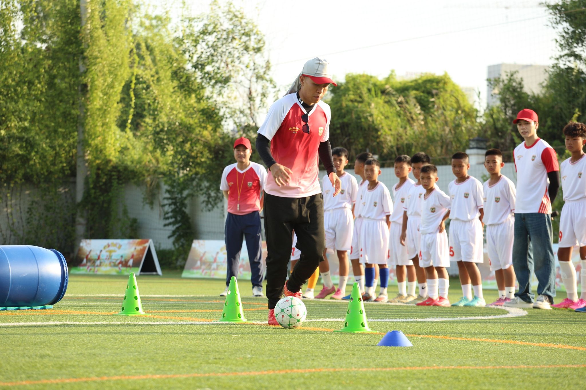 Top 16 “Cầu thủ nhí 2026” bước vào cuộc đua điểm sinh tồn, mỗi màn thách đấu quyết định 30 điểm